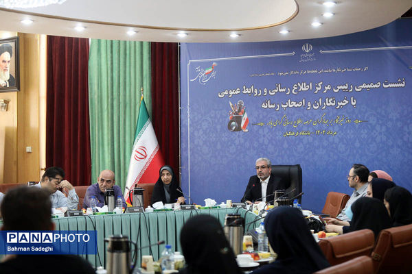 نشست صمیمی رئیس مرکز اطلاع رسانی و روابط عمومی وزارت آموزش و پرورش با خبرنگاران و اصحاب رسانه