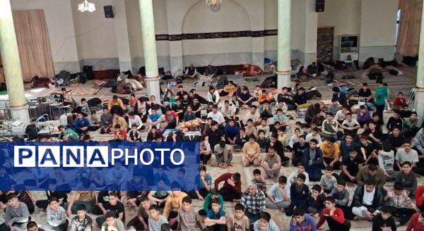 اعتکاف دانش آموزی در کاشمر