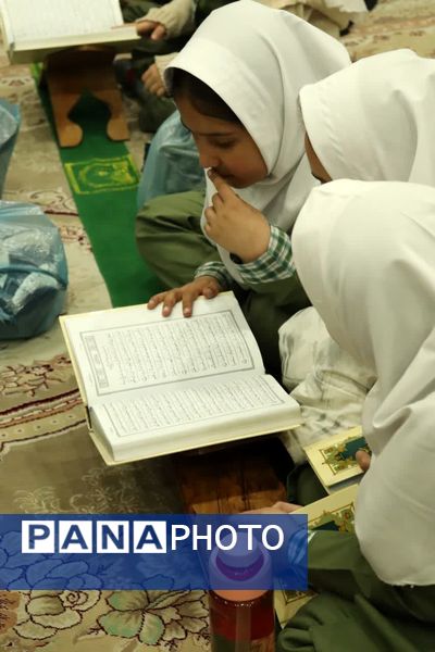 برگزاری محفل انس با قرآن کریم با حضور بیش از ۱۰۰۰ دانش‌آموز دختر روزه اولی در امامزاده بی بی سکینه