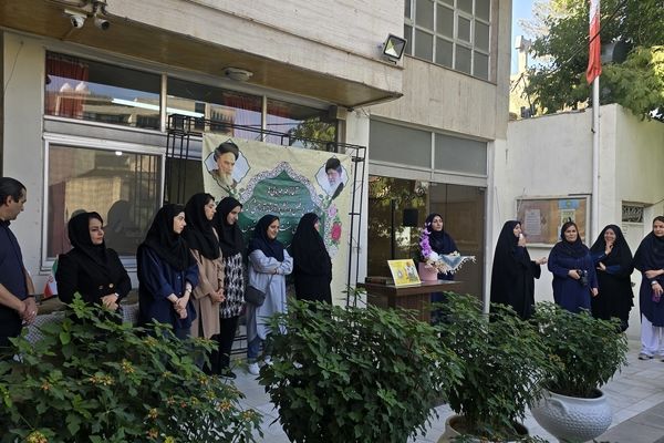 نواخته شدن زنگ مهر و مقاومت در هنرستان هنرهای زیبای دختران اصفهان