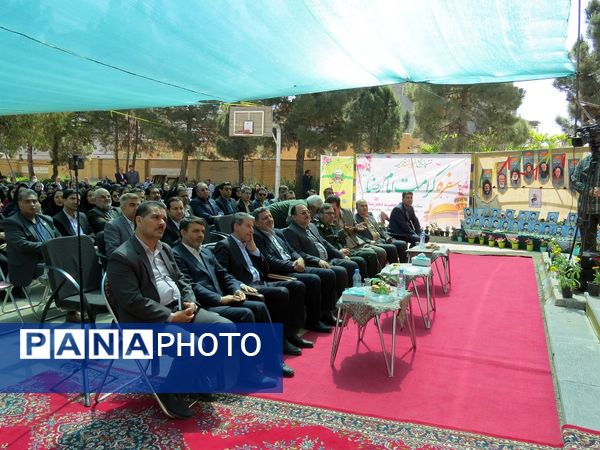 نواختن زنگ سپاس معلم در هنرستان محمودیه بجنورد