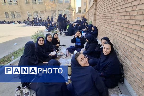صبحی سالم در دبیرستان دخترانه فرهنگ قرچک