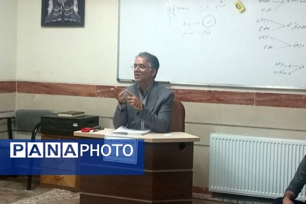 جلسه انجمن اولیاء و مربیان در دبیرستان بشارت بهارستان دو