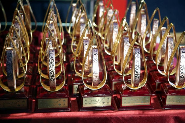 جایزه شصت و سومین دوره جایزه البرز در دستان دانش‌آموز خوزستانی