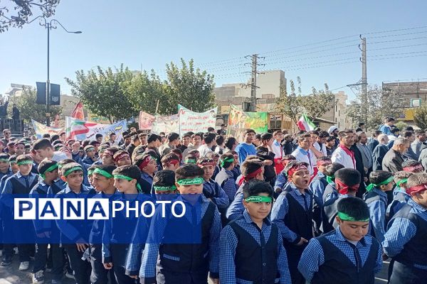 حماسه حضور دانش‌آموزان قرچکی در یوم الله ۱۳ آبان