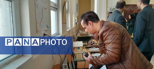 افتتاحیه نمایشگاه پژوهشی و فناورانه دبیران و دانش‌آموزان شهرستان ملارد در دبیرستان فرزانگان استعداد درخشان