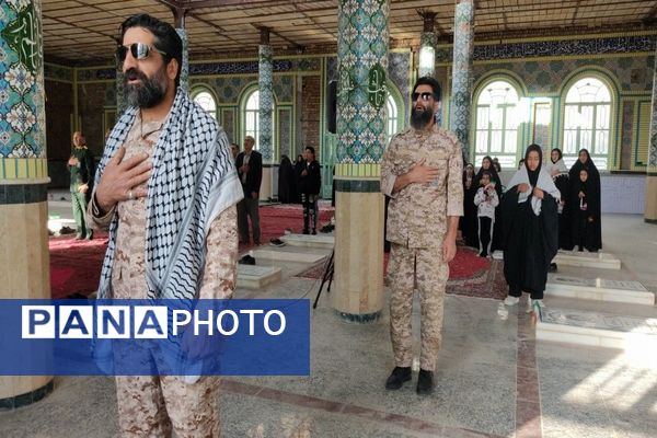 غبارروبی و عطر افشانی گلزار شهدای شهر بار در هفته دفاع مقدس