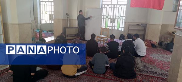 مراسم معنوی اعتکاف دانش‌آموزان پسر ابرکوهی در مسجد چهارده معصوم 