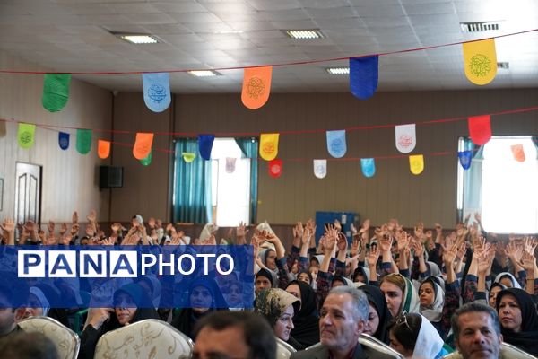  جشن عاطفه‌ها در دبستان دخترانه شهید محمد قضاوی آموزش و پرورش ناحیه 4