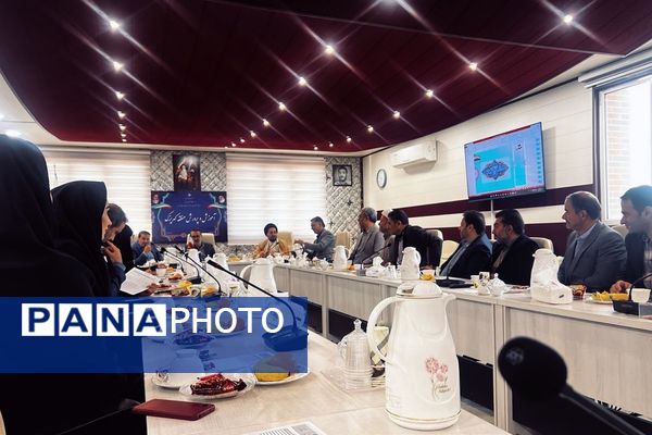 تقدیر از دانش‌آموز نخبه پژوهش‌سرای کاوش در شورای آموزش و پرورش کهریزک