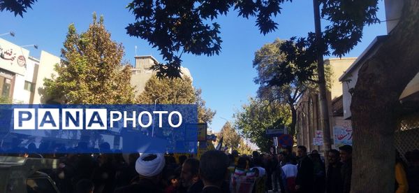 حضور پرشور دانش‌آموزان دبستان پسرانه فضیلت در راهپیمایی یوم‌الله ۱۳آبان 