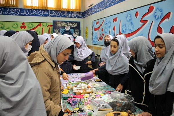 برپایی بازارچه کسب و کار دانش‌آموزی در مدرسه حضرت معصومه (س) ناحیه 4 کرج