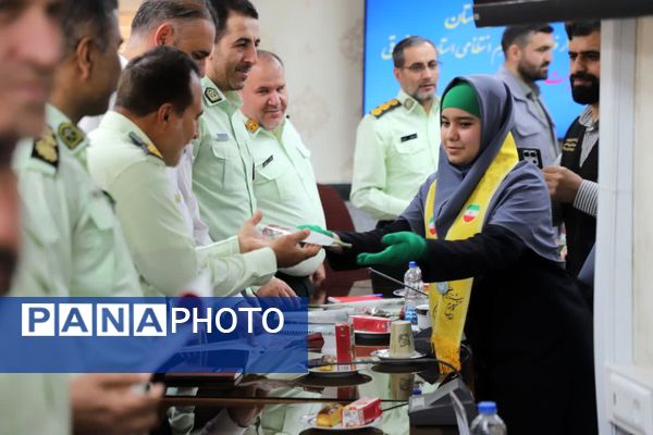 گل‌های قدردانی دانش‌آموزان پیشتاز برای حافظان امنیت