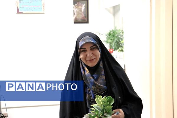 گرامیداشت هفته معلم با تجلیل از فرهنگیان آموزش و پرورش منطقه ۱۴ 