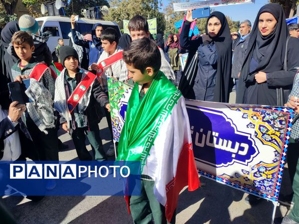 حضور پر شور دانش آموزان نیشابوری در راهپیمایی ١٣ آبان