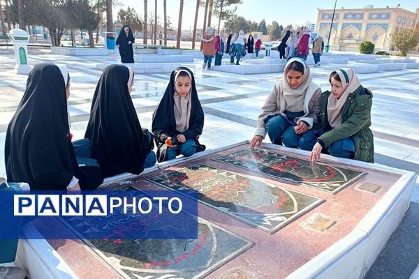 غبارروبی مزار شهدا توسط دانش‌آموزان دبستان سمیه