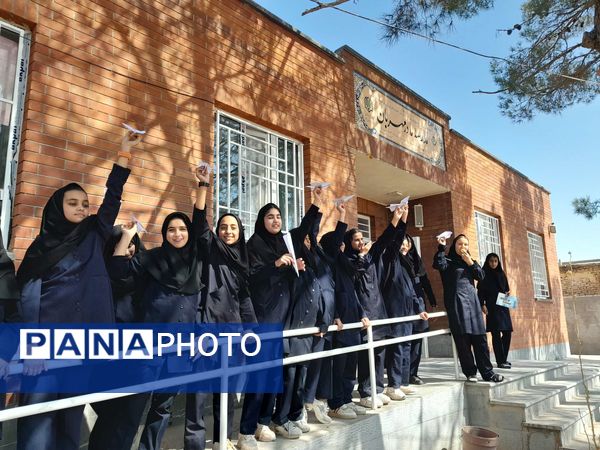  موشک آرزوها در هفته بهداشت روان در مدرسه مادرمهربان خلیل آباد