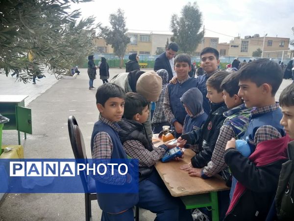  نمایشگاه دست‌سازه‌های دانش‌آموزی در دبستان حضرت قاسم بن‌الحسن‌(ع) ناحیه یک