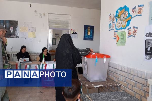 حضور پرشور مردم روستای نقاب در انتخابات ریاست جمهوری