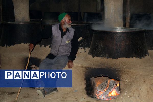 آماده‌سازی هلیم عاشورا در روستای اسحاق آباد نیشابور 