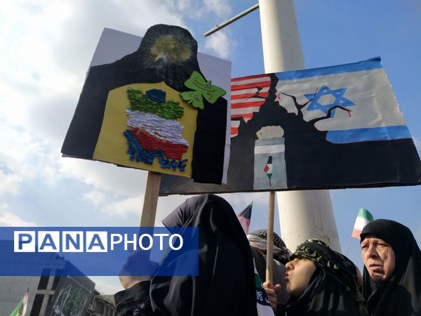  راهپیمایی  روز دانش آموز در مشهد با قلب هایی از جنس عزای حضرت فاطمه (س)