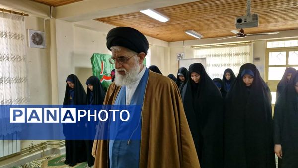 اقامه نماز جماعت مادر و دختری در مدارس انزلی