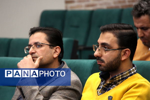 آیین رونمایی کتاب سبیل صورتی در یزد