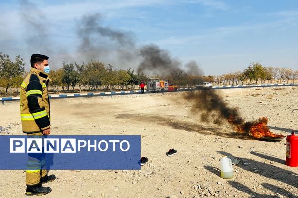  آماده‌سازی مانور زلزله با آموزش آتش‌نشان‌ها در مدرسه نمونه‌دولتی شهید مطهری رباط‌کریم