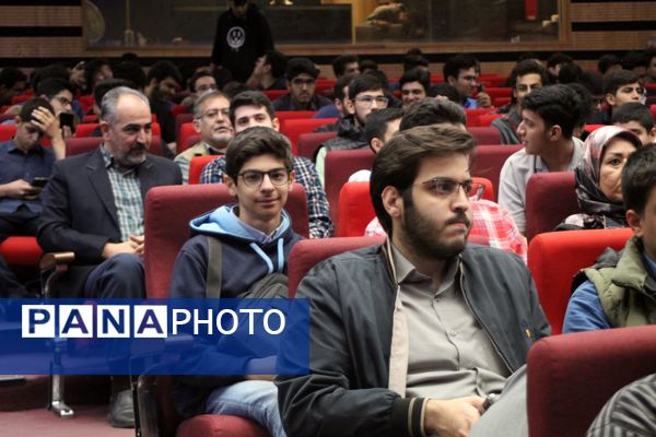 آیین تجلیل از برگزیدگان چهل و دومین دوره مسابقات فرهنگی و هنری دانش‌آموزان شهر تهران