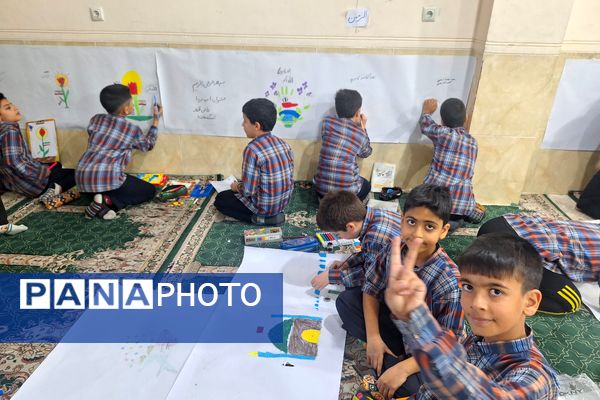 برپایی نقاشی همگانی در هفته ماها در آموزشگاه معارف۶ ناحیه ۳شیراز 