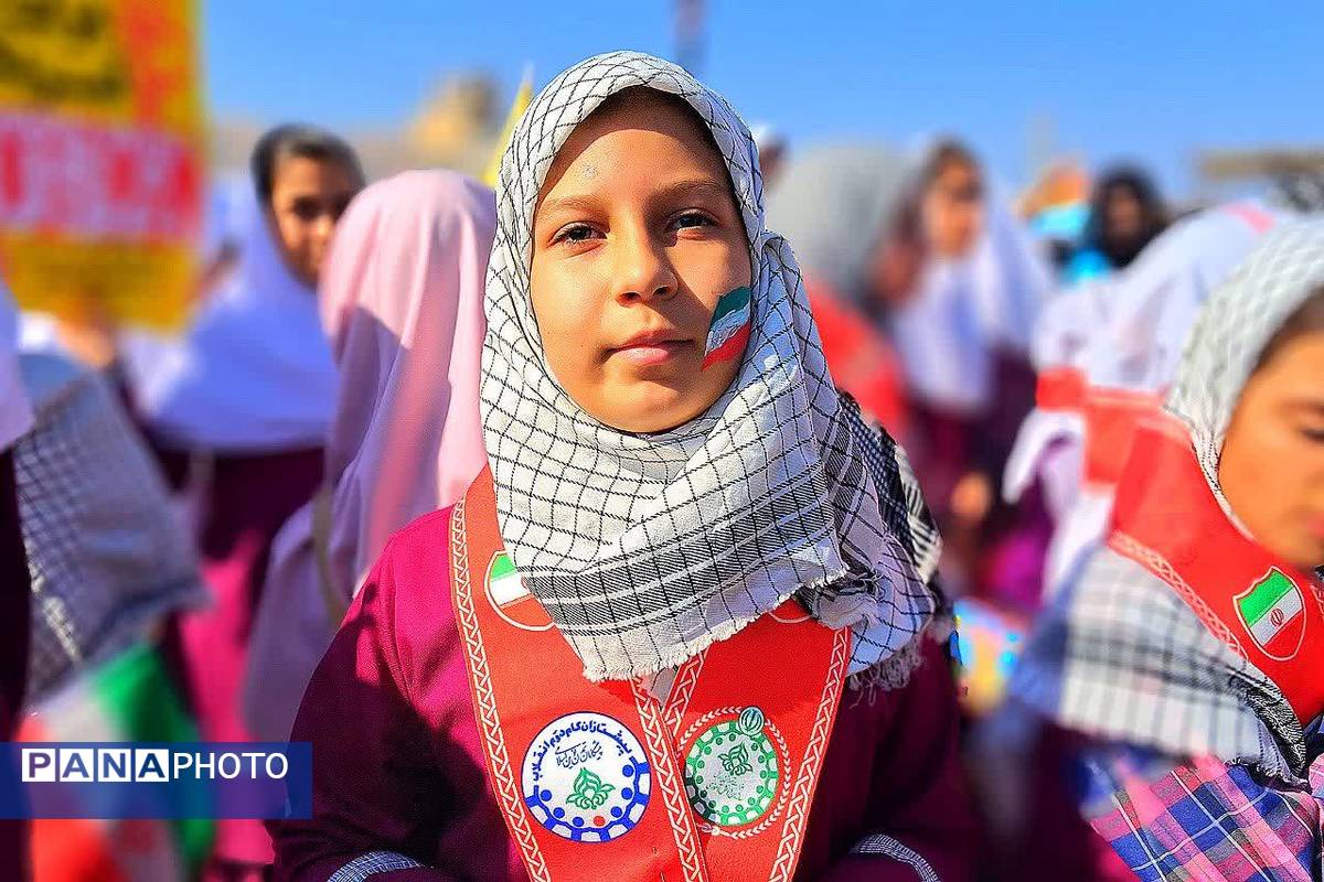 حضور پرشور دانش‌آموزان و فرهنگیان در راهپیمایی روز دانش‌ آموز در باشت 