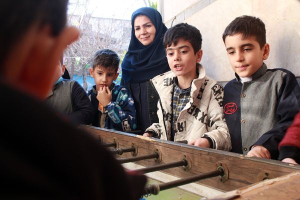 صبحگاه پرشور پاییزی در مدرسه نور ایمان بهارستان‌دو