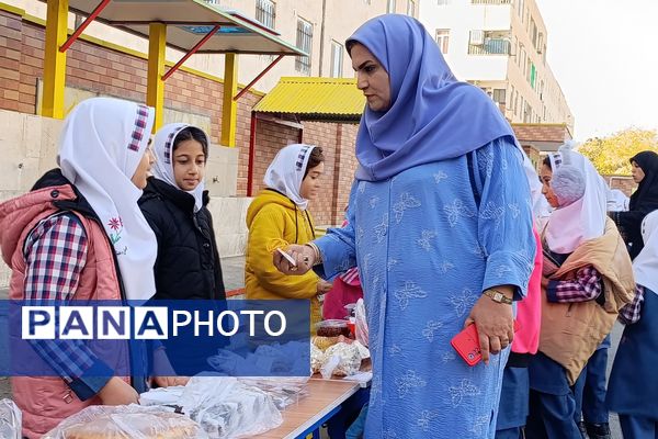 برپایی بازارچه کسب‌و‌کار در مدرسه شهدای پانزده خرداد قرچک