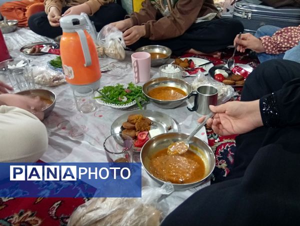 اعتکاف دانش آموزی در مسجد فاطمیه گنبد سبز نیشابور