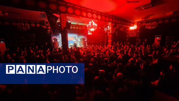 تجمع عظیم عاشقان در روز عاشورا به یاد امام حسین(ع)