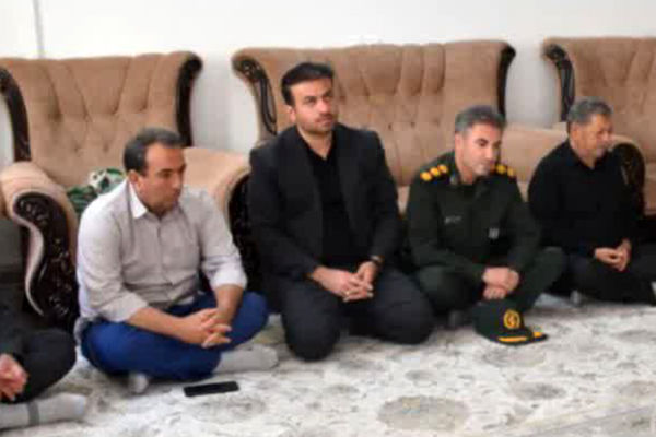 لحظه‌های لبریز از احترام تجلیل از خانواده شهید رضا رضایی در کوهدشت
