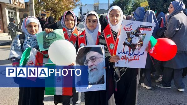 دانش آموزان دبستان بی بی کیا در راهپیمایی ۱۳ آبان