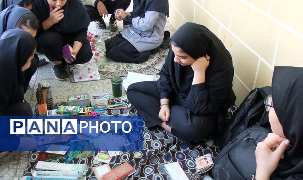 بازارچه کسب و کار دانش‌آموزان دختر در دبیرستان متوسطه اول معلم