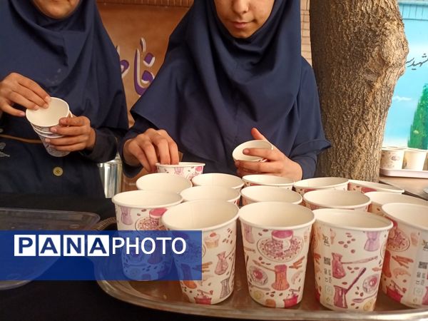 عطر فاطمی در فضای آموزش دبیرستان میرزا جعفر سروقد با برپایی ایستگاه صلواتی 