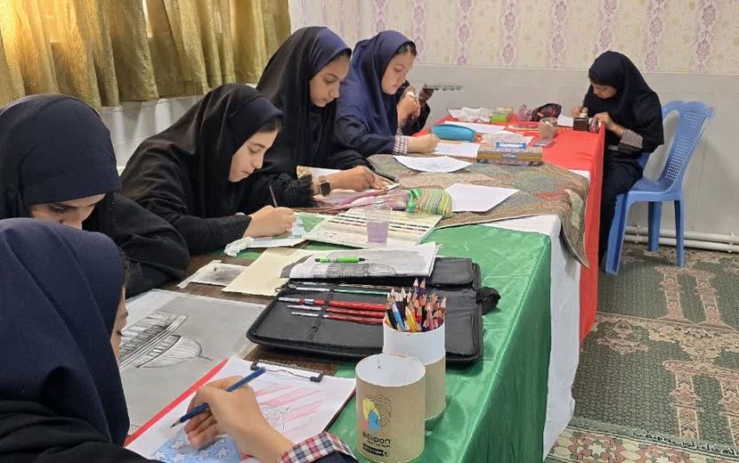 نواخته شدن زنگ استکبارستیزی و گرامیداشت هفته بسیج دانش‌آموزی در دبیرستان شاهد فردوس بافق