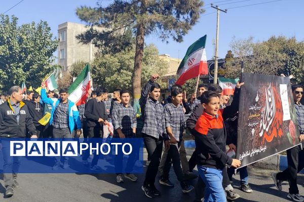 حضور دانش‌آموزان مدرسه نمونه‌‍دولتی استاد مطهری در راهپیمایی ۱۳ آبان