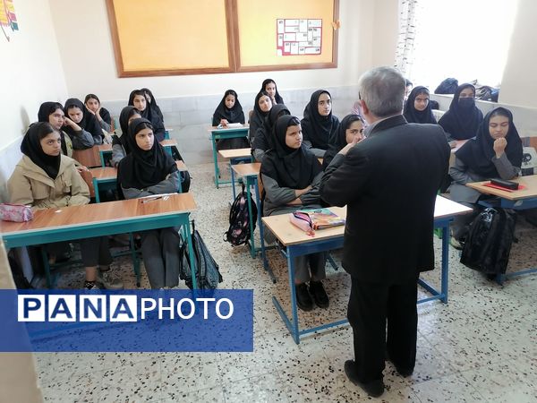 جلسه جهاد اسلامی حجاب و عفاف دختران در دبیرستان حاج مهدی روحانی شهرستان خلیل آباد 