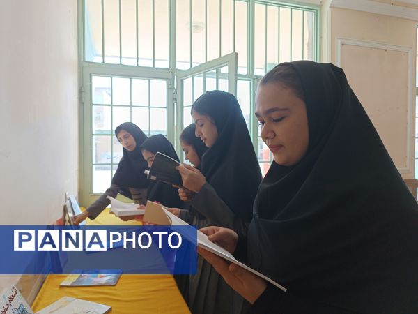 برگزاری نمایشگاه دست‌سازه‌های دانش‌آموزان و نمایشگاه کتاب در دبیرستان دخترانه نور اردبیل