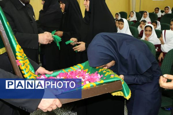 ۴۰۰ نفر از دختران پیشتاز بندرخمیر، پرچم امام مهربانی را به آغوش کشیدند