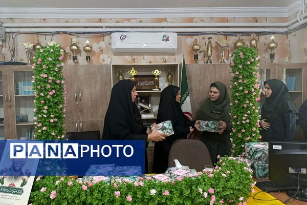 حضور مادر شهید امیرحسین گشانی و قدردانی از معلمان