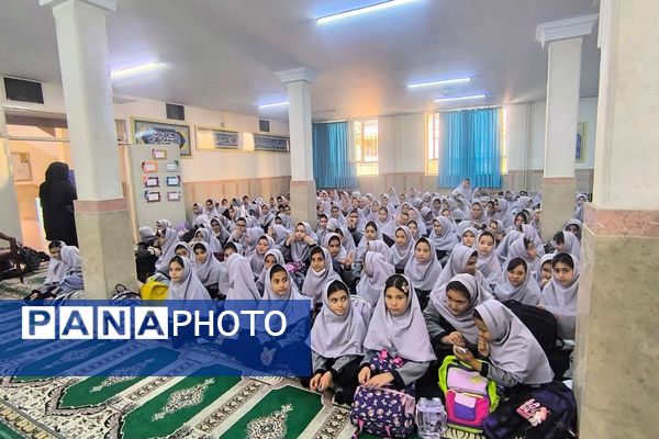 برگزاری مراسم افتتاحیه طرح مصباح الهدی در دبستان شهید حبیب پور ناحیه یک شهرری