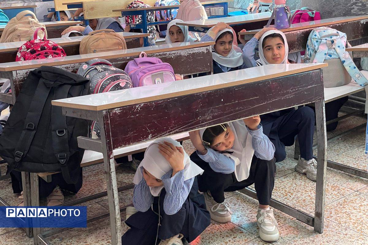 مانور تخلیه اضطراری و آمادگی برای لحظات بحرانی در مدرسه معراج بهارستان‌دو