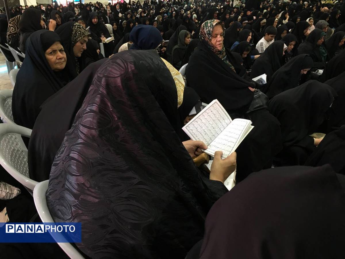 برپایی مراسم دعای عرفه در گلستان شهدای اصفهان