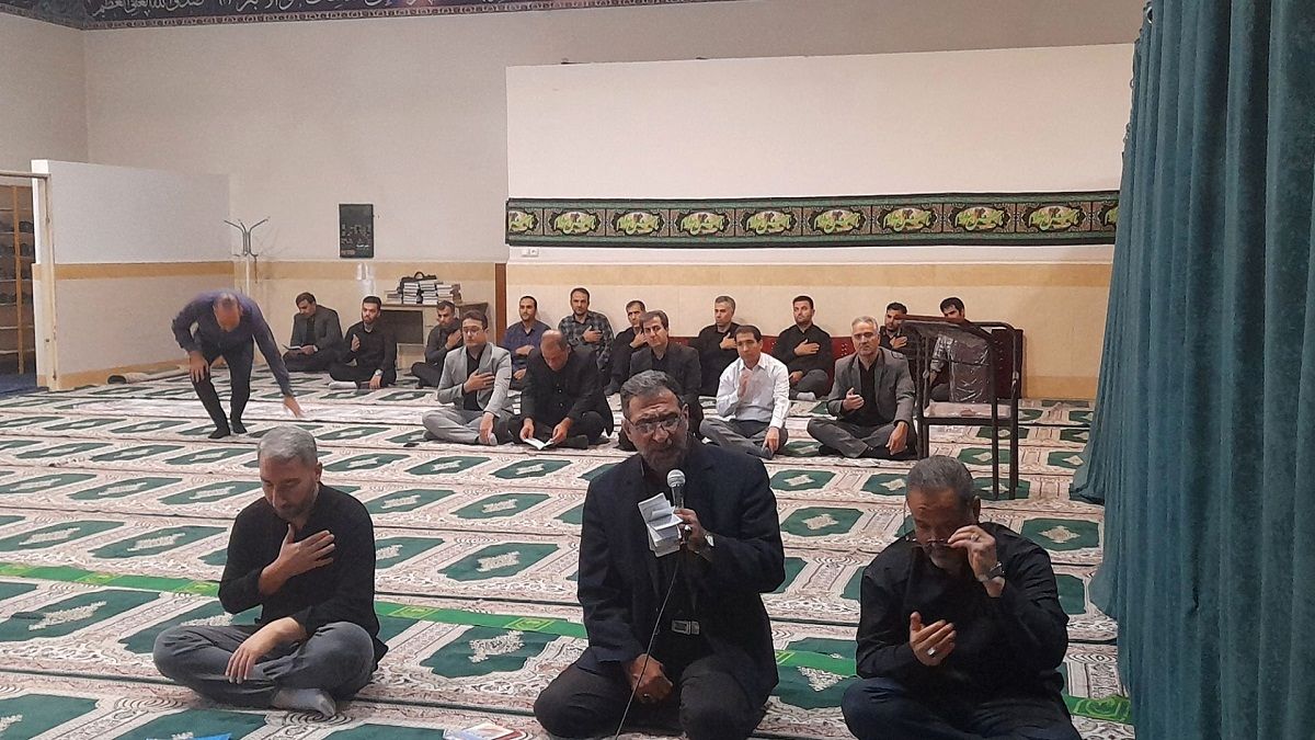 برگزاری مراسم زیارت عاشورا در اداره‌ آموزش و پرورش ناحیه ۴ کرج
