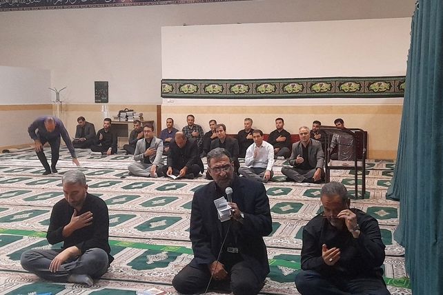 برگزاری مراسم زیارت عاشورا در اداره‌ آموزش و پرورش ناحیه ۴ کرج
